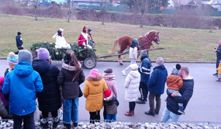 Aktuality / Príchod Mikuláša do obce Kapišová - foto