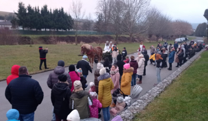 Aktuality / Príchod Mikuláša do obce Kapišová - foto